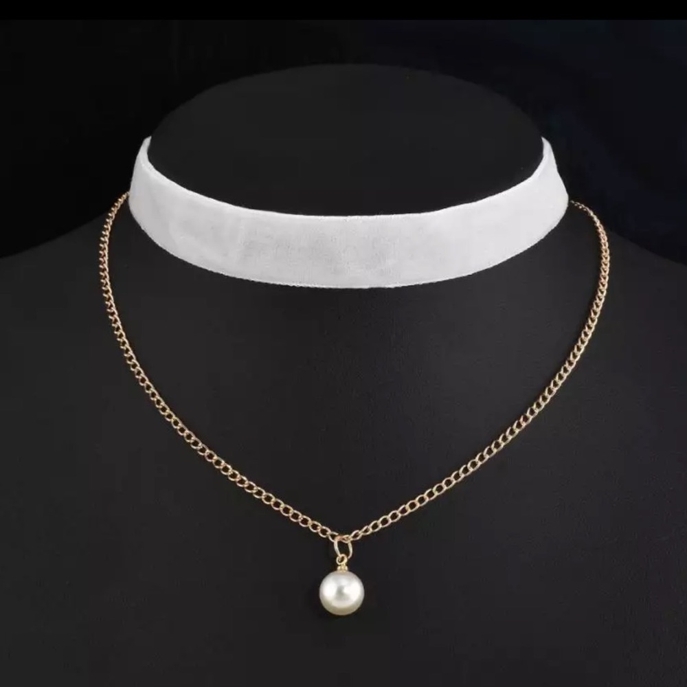 Victoria White Velvet chocker with silver chain